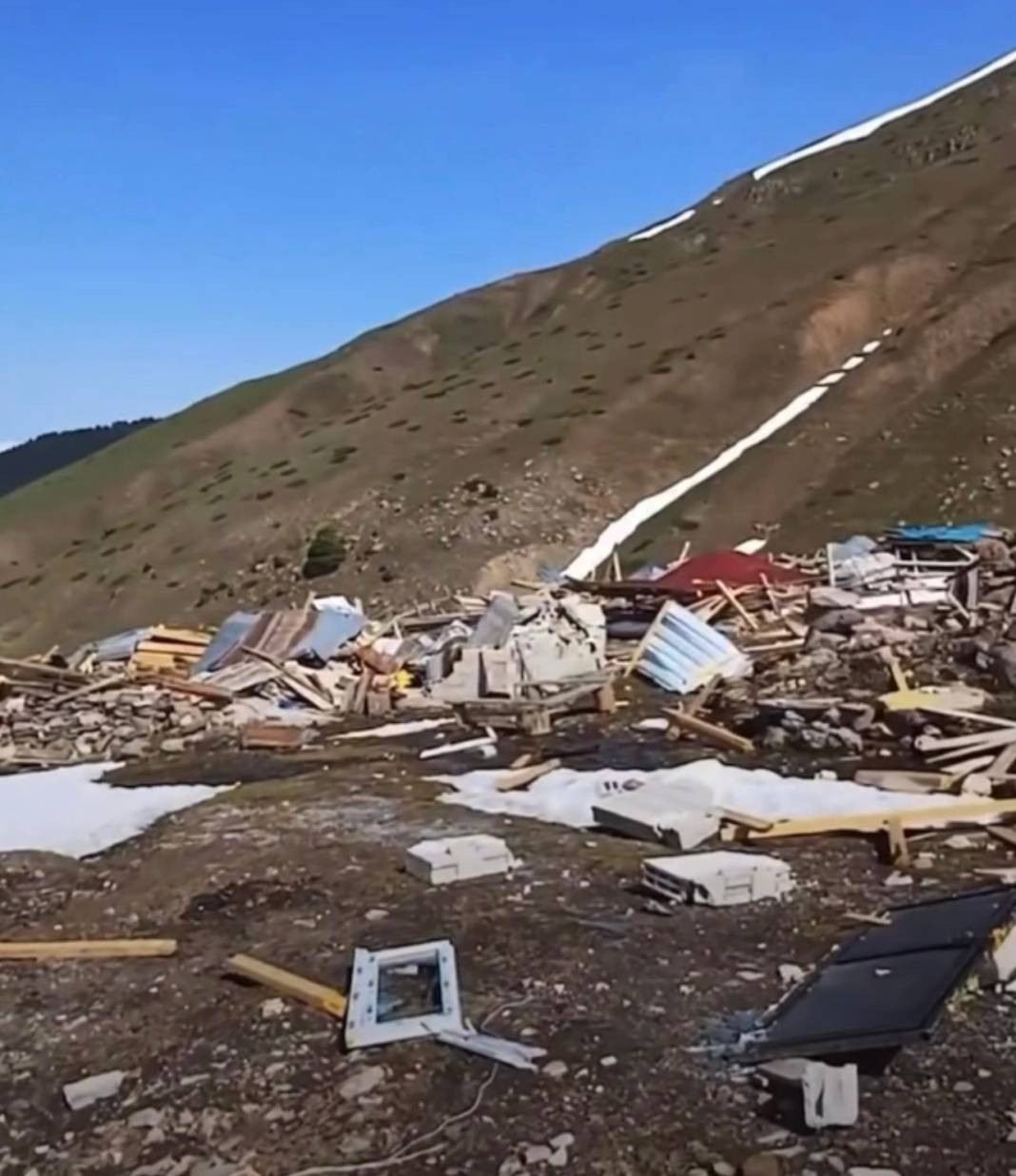 9 ev bir anda yerle bir oldu. Ne deprem ne heyelan - Resim: 3